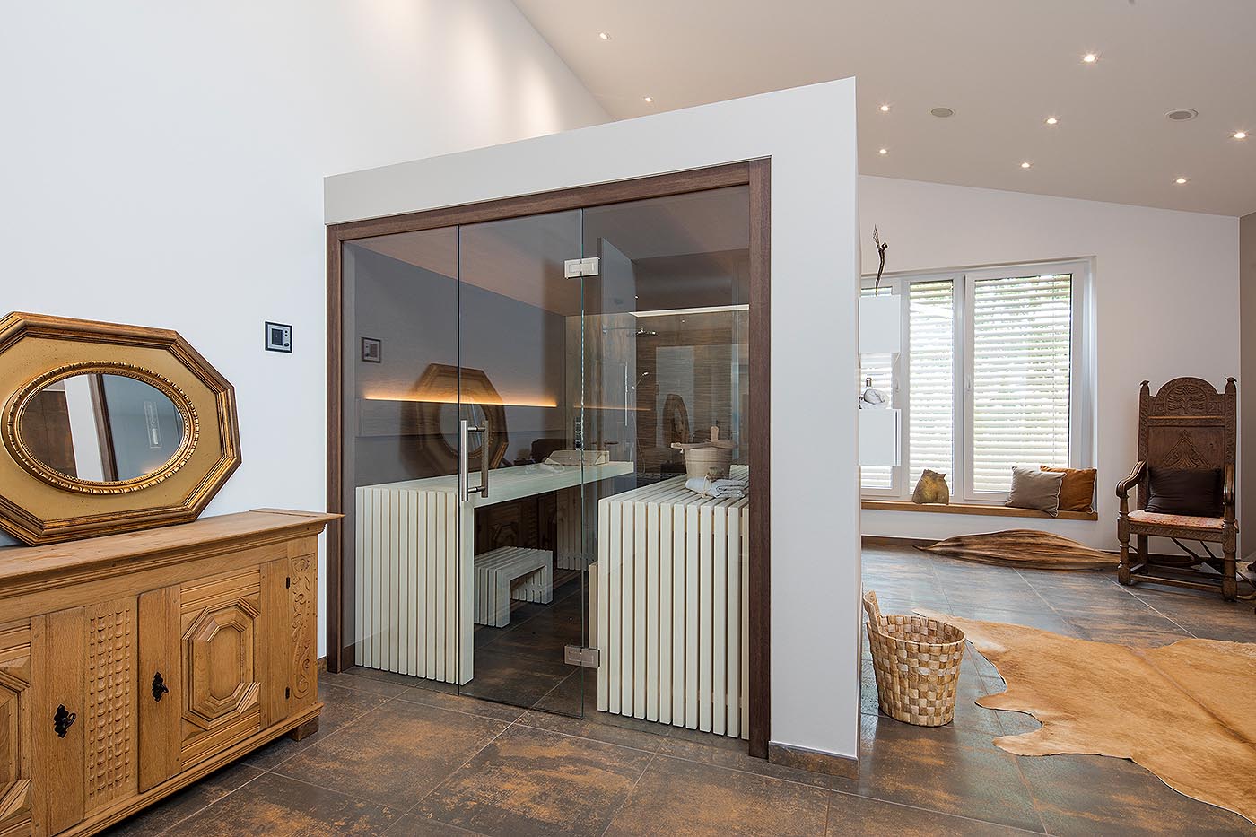 Sauna Idee: frei stehende Sauna mit Glasfront und verglaster Rückseite