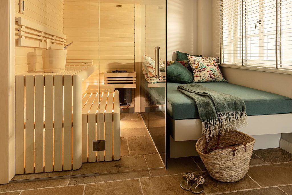 Moderne, helle Design Sauna in Ferienwohnung mit Über-Eck-Verglasung.