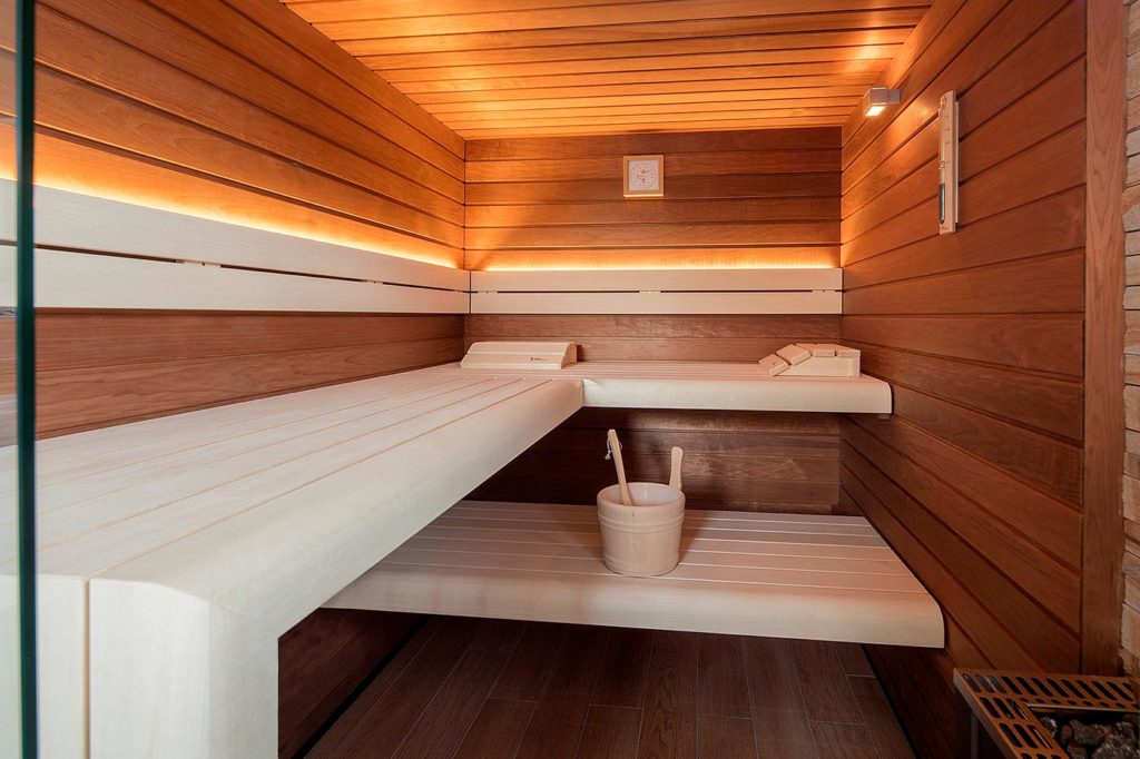 Sauna für Zuhause mit edlem Hell-Dunkel-Kontrast: die hellen Saunabänke aus Espe kontrastieren mit der dunkleren Thermo-Espe.
