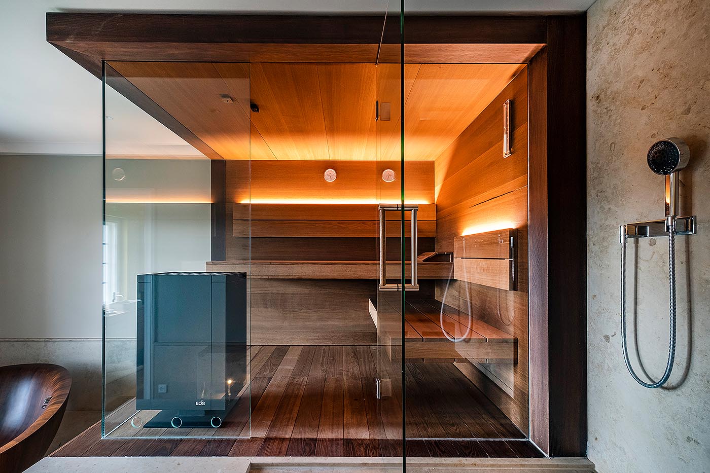 Sauna Ideen und Trends: Design Sauna für Zuhause mit Glasfront in Thermo-Eiche