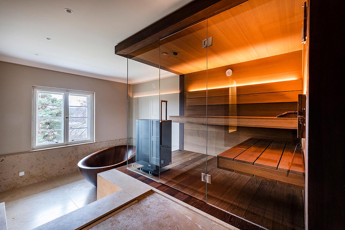 Premium Design Sauna Nimbus als Ecksauna mit zwei großen Glaselementen: moderne Sauna für Zuhause im Bad in Thermo-Eiche mit schwebenden Bänken