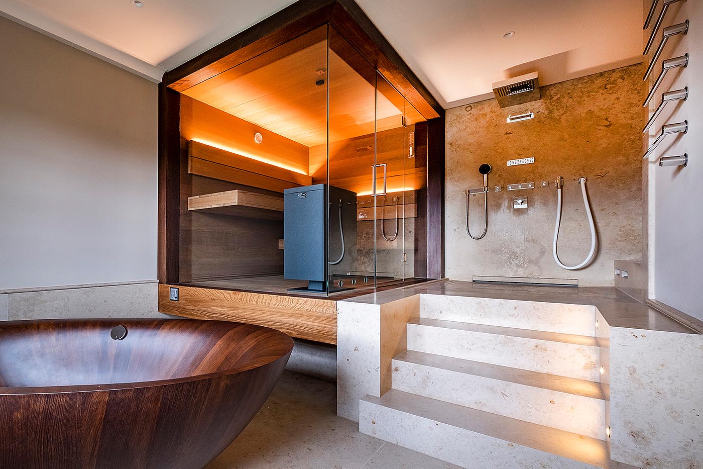 Sauna nach Maß: Design Sauna Nimbus als Ecksauna mit zwei großen Glaselementen: moderne Sauna für Zuhause im Bad in Thermo-Eiche mit schwebenden Bänken.