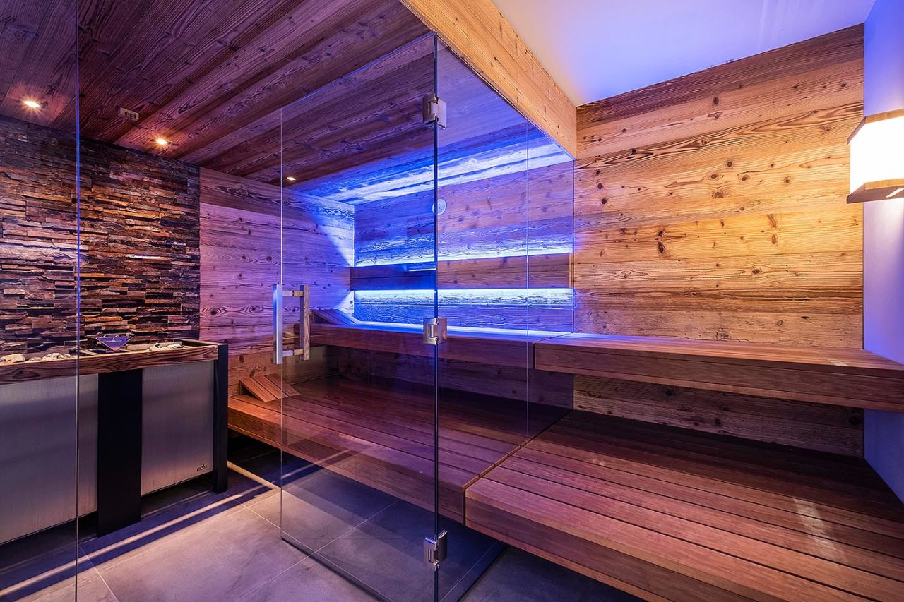 Großzügige Altholzsauna Glasfront - corso sauna manufaktur