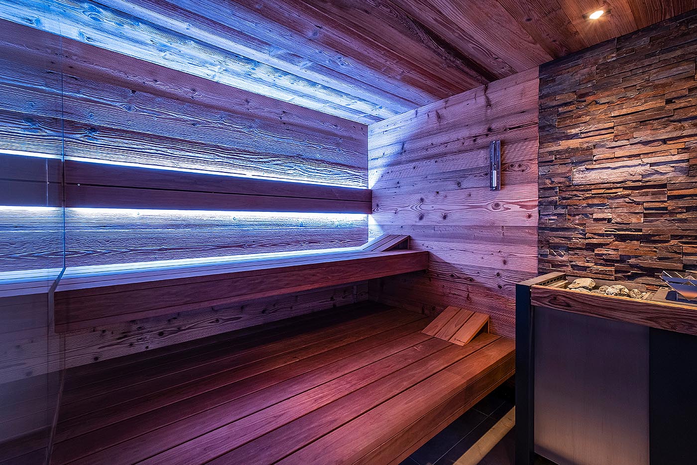 Altholz Sauna mit indirekter LED Beleuchtung