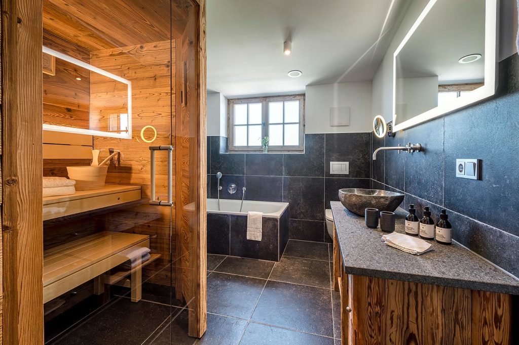 Altholz Sauna mit Glasfront: private Sauna im Bad in der Suite des Chiemsee Chalets