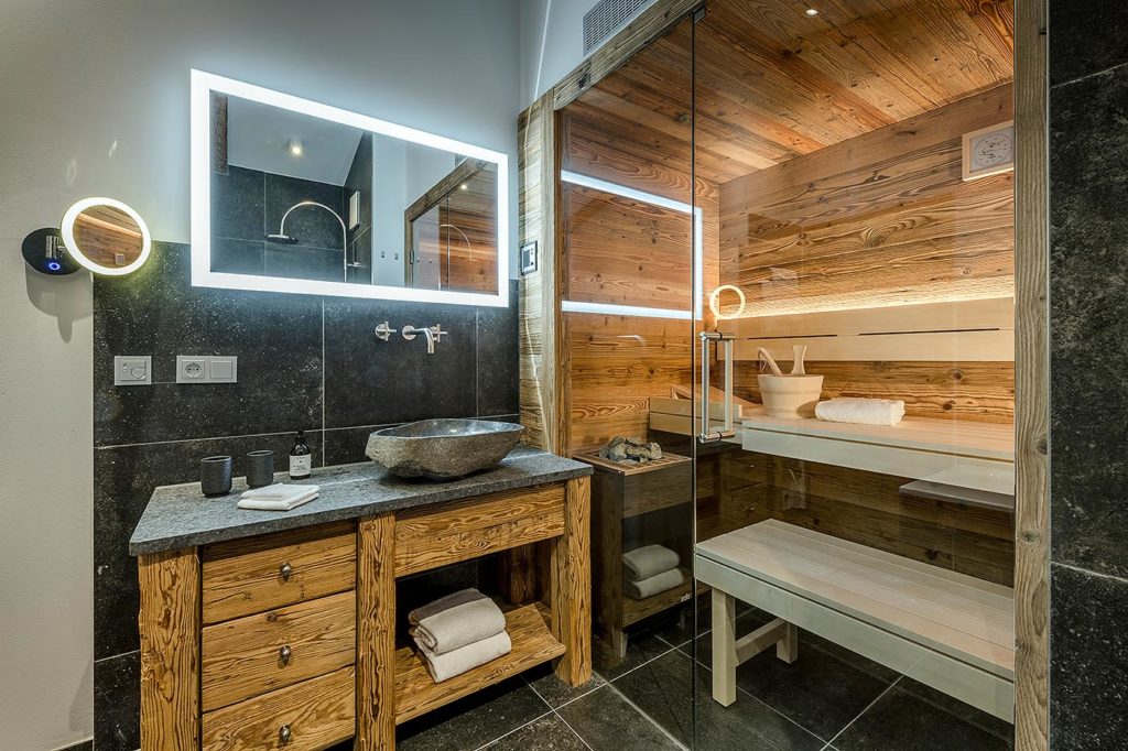 Altholz Sauna mit Glasfront: private Sauna in der Suite des Chiemsee Chalets