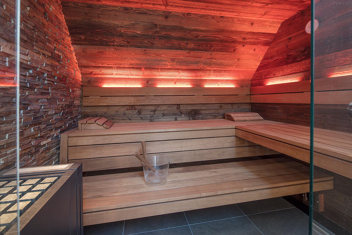 Saunaholz: dunkles Altholz 5 Altholz Sauna unter Dachschräge mit Rückenlehnenbeleuchtung