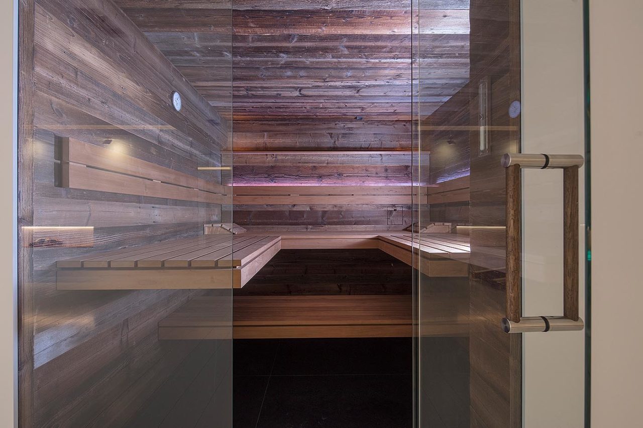 Altholz Sauna für Zuhausemit schwebenden Bänken und Glasfront