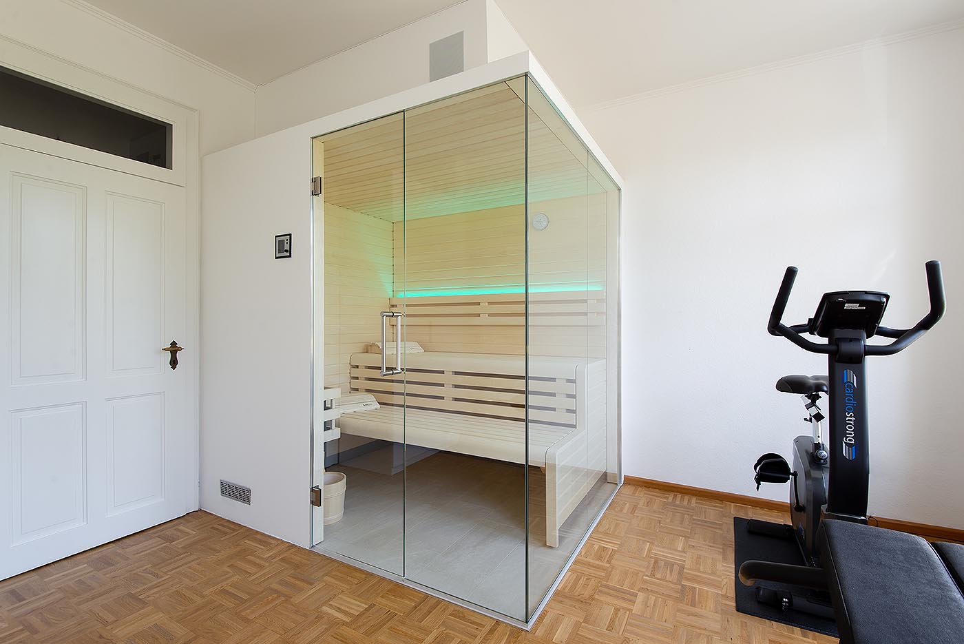 Indididuelle Design Sauna in hellem Espenholz mit Glasecke: Saunabau nach Maß. corso sauna manufaktur.