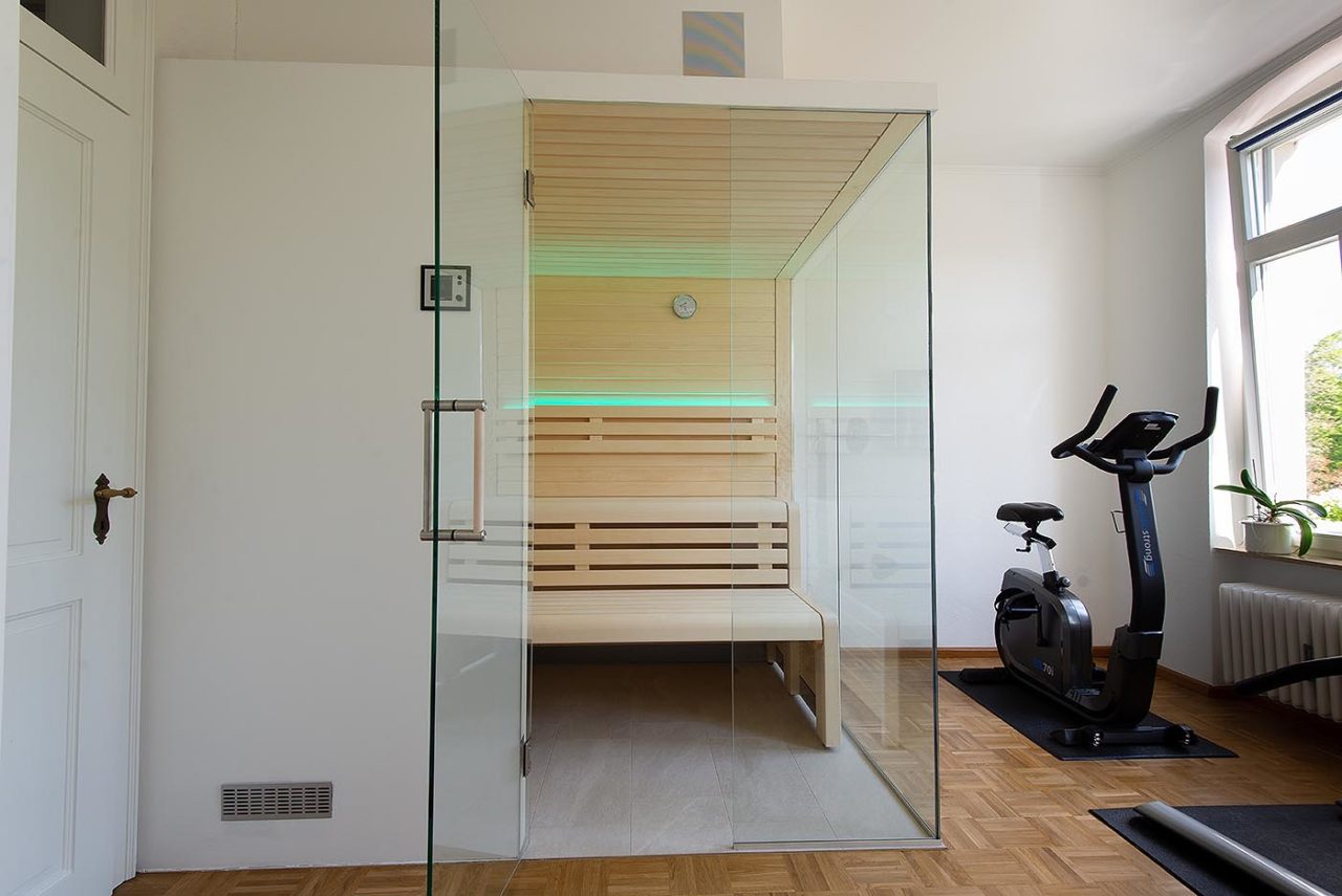 Indididuelle Design Sauna in hellem Espenholz mit Glasecke: Saunabau nach Maß. corso sauna manufaktur. Saunabau Dortmund