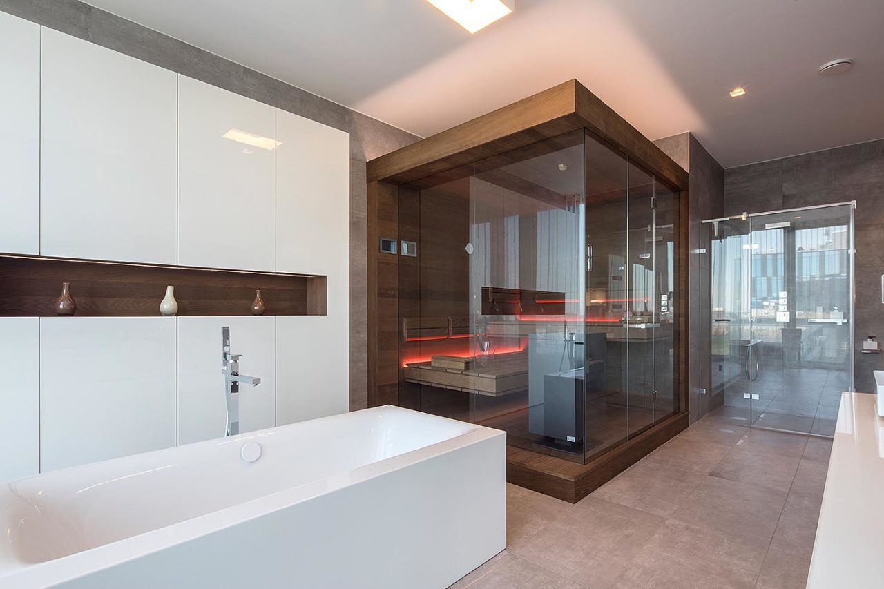 Design Sauna als Ecksauna mit zwei Glasseiten in Thermo-Eiche im Bad mit indirekter LED Beleuchtung mit Farbwechsel-Option