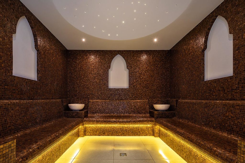 Hammam avec des mosaïques et un ciel étoilé à l’Hôtel SPA du Galomar Resort à Madère