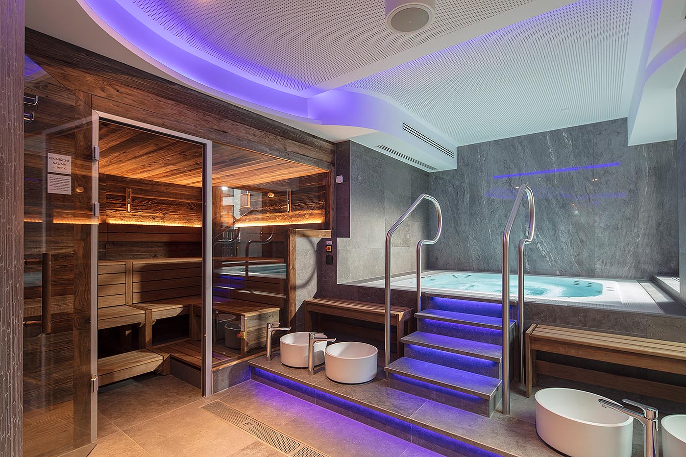 Hotelsauna planen - gewerbliche Sauna im Holiday Inn Osnabrück mit daneben liegendendem Whirlpool