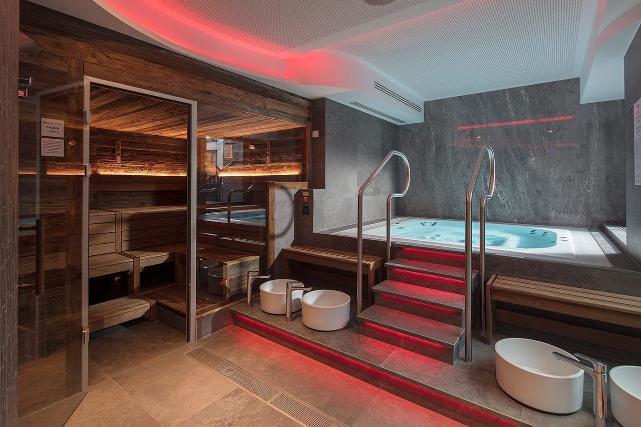 Wellnessbereich im Hotel mit Altholz Sauna mit Glasfront und Whirlpool im Holiday Inn Osnabrück. made by corso.
