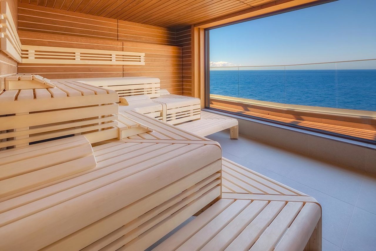 Hotelsauna Referenz: Panorama Sauna mit großer Fensterfront und direktem Blick auf den Ozean im Hotel SPA des Galomar Resort Madeira. Gewerbliche Sauna.