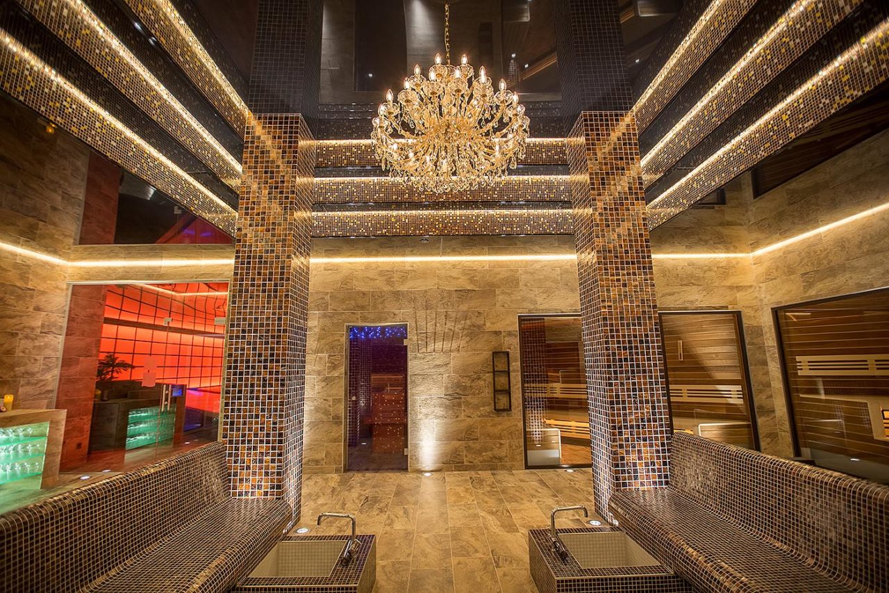 Wellnessbereich: maßgefertigte Sauna und Biosauna sowie Dampfbad im Limelight Spa. Planung und Fertigung durch Saunahersteller corso sauna manufaktur.