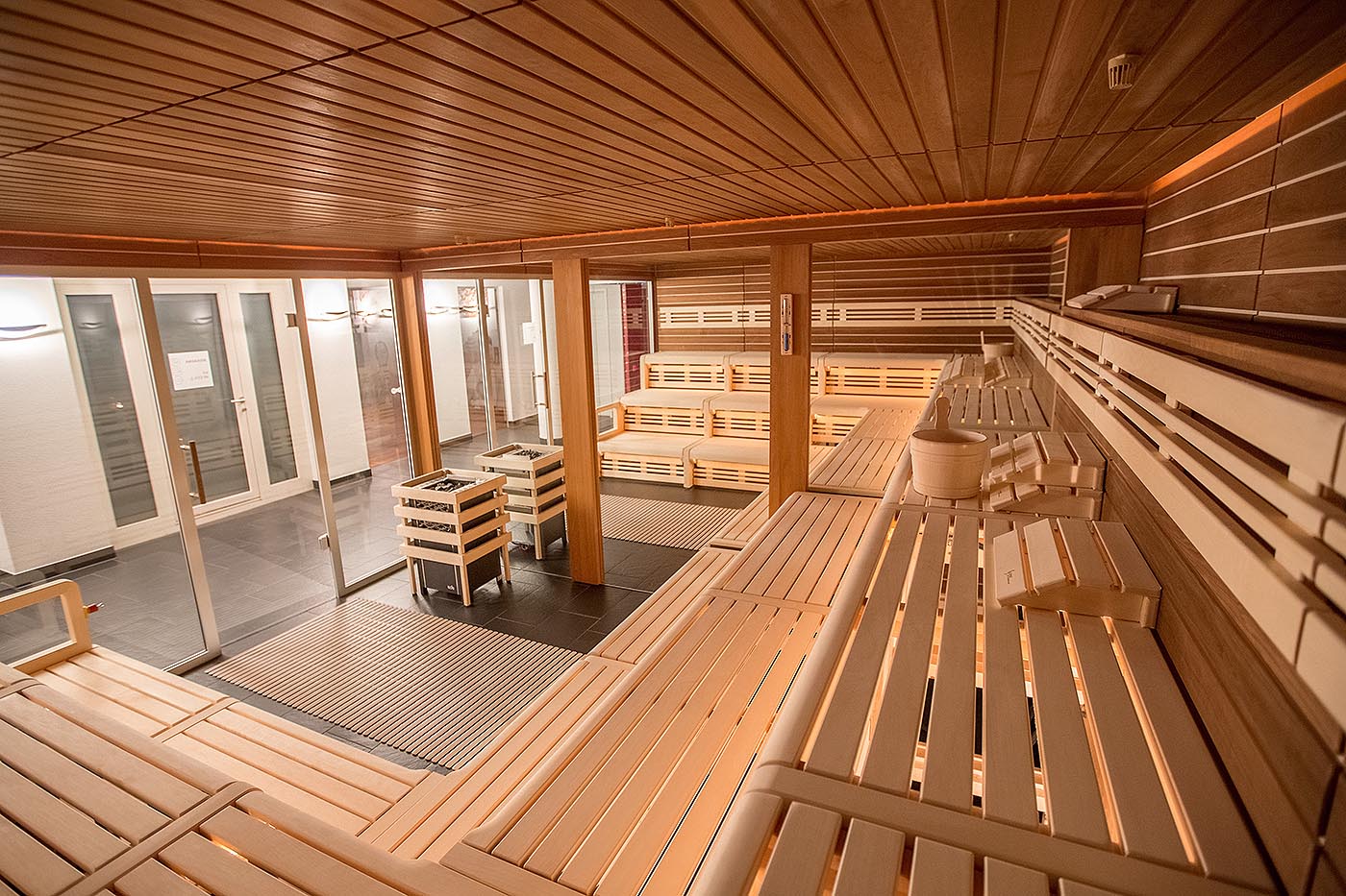 sauna für spa referenz profisauna fitness 21 ONE Training Center | corso saunamanufaktur