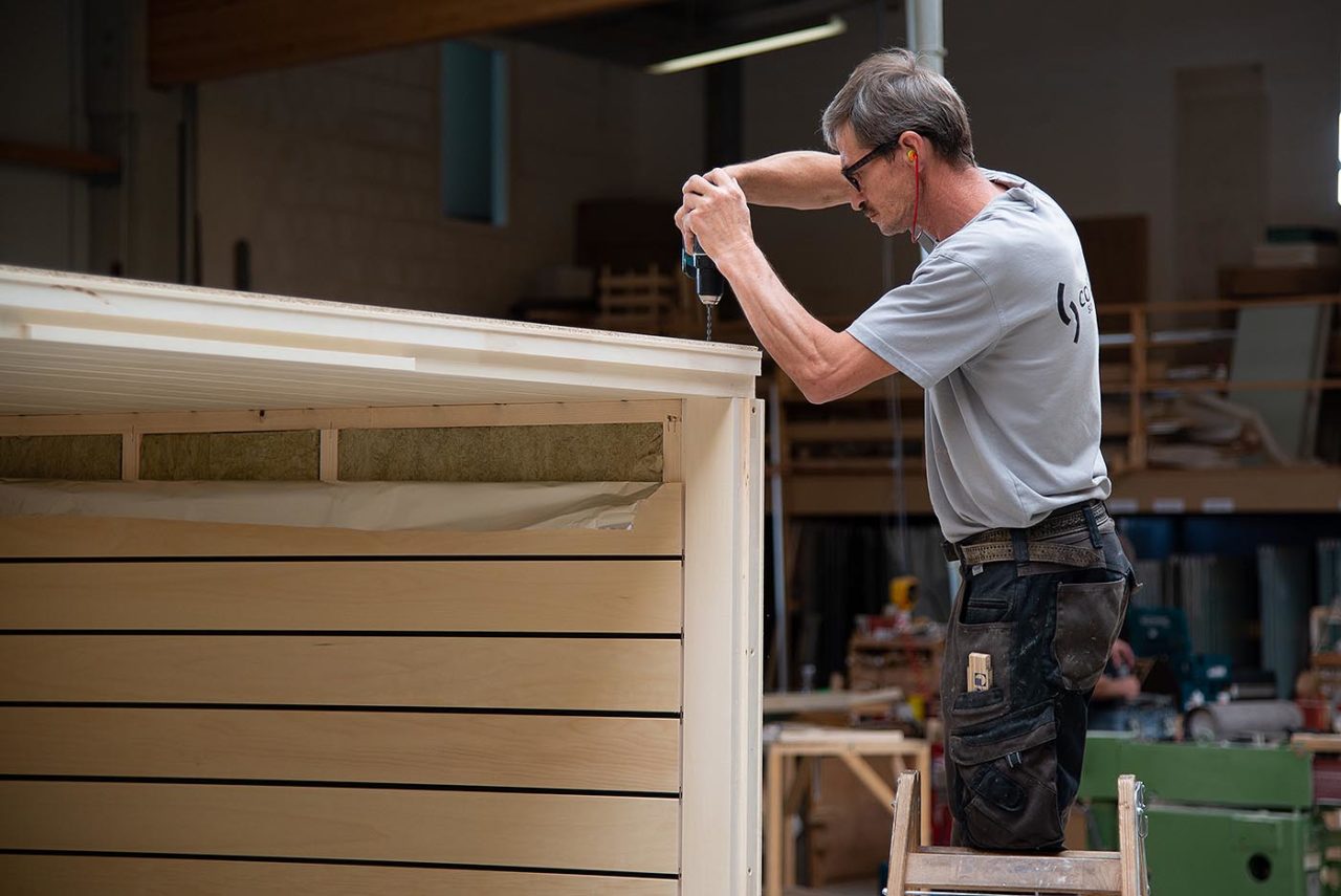 saunabau sauna hersteller corso 60 Saunabau: individueller Saunabau nach Maß. Blick in die Manufaktur, wo die Sauna von den corso Tischlern gebaut wird. Tischler in Aktion beim Schrauben.