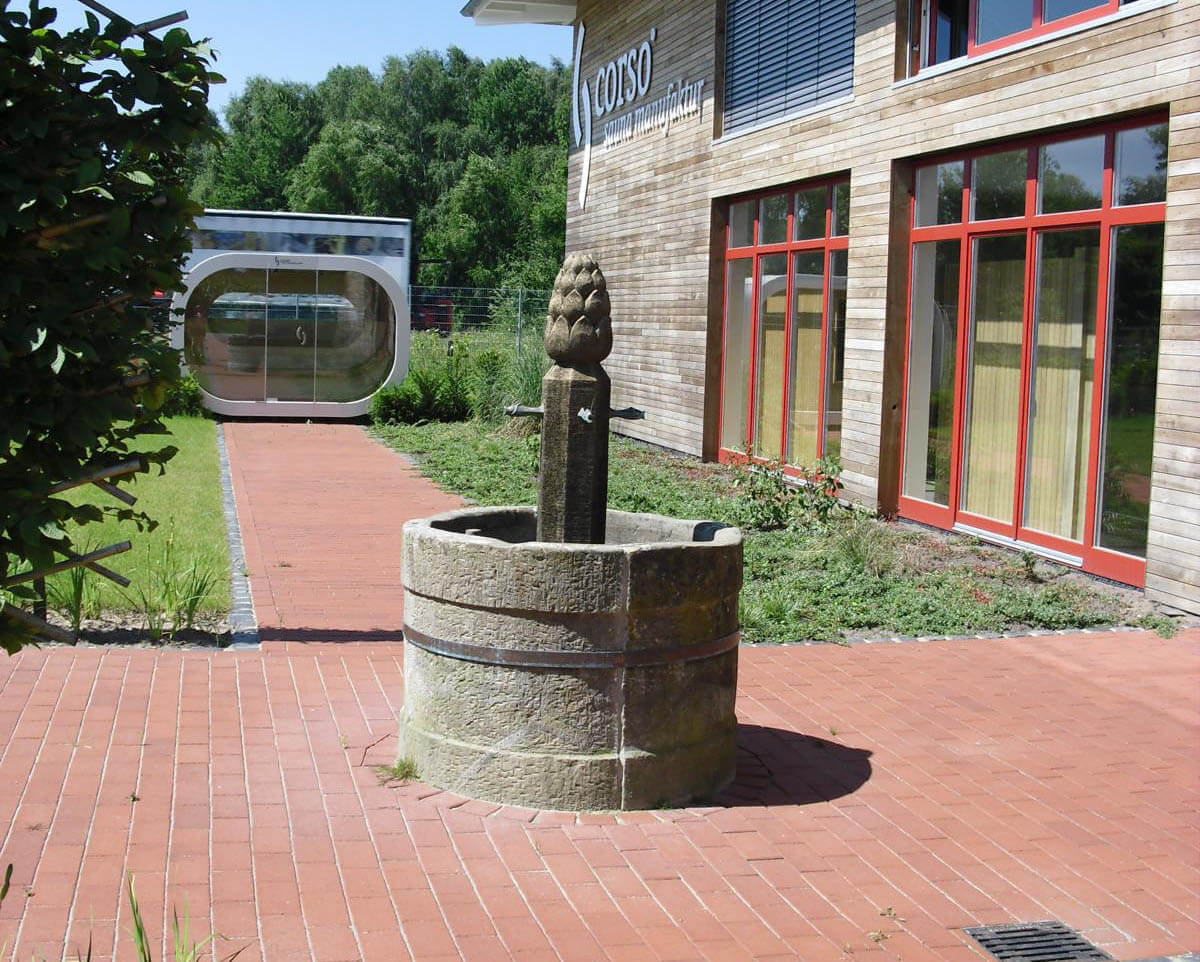 Historischer Sandsteinbrunnen, Ausstellung auf dem Gelände der corso sauna manufaktur, Lingens Brunnen