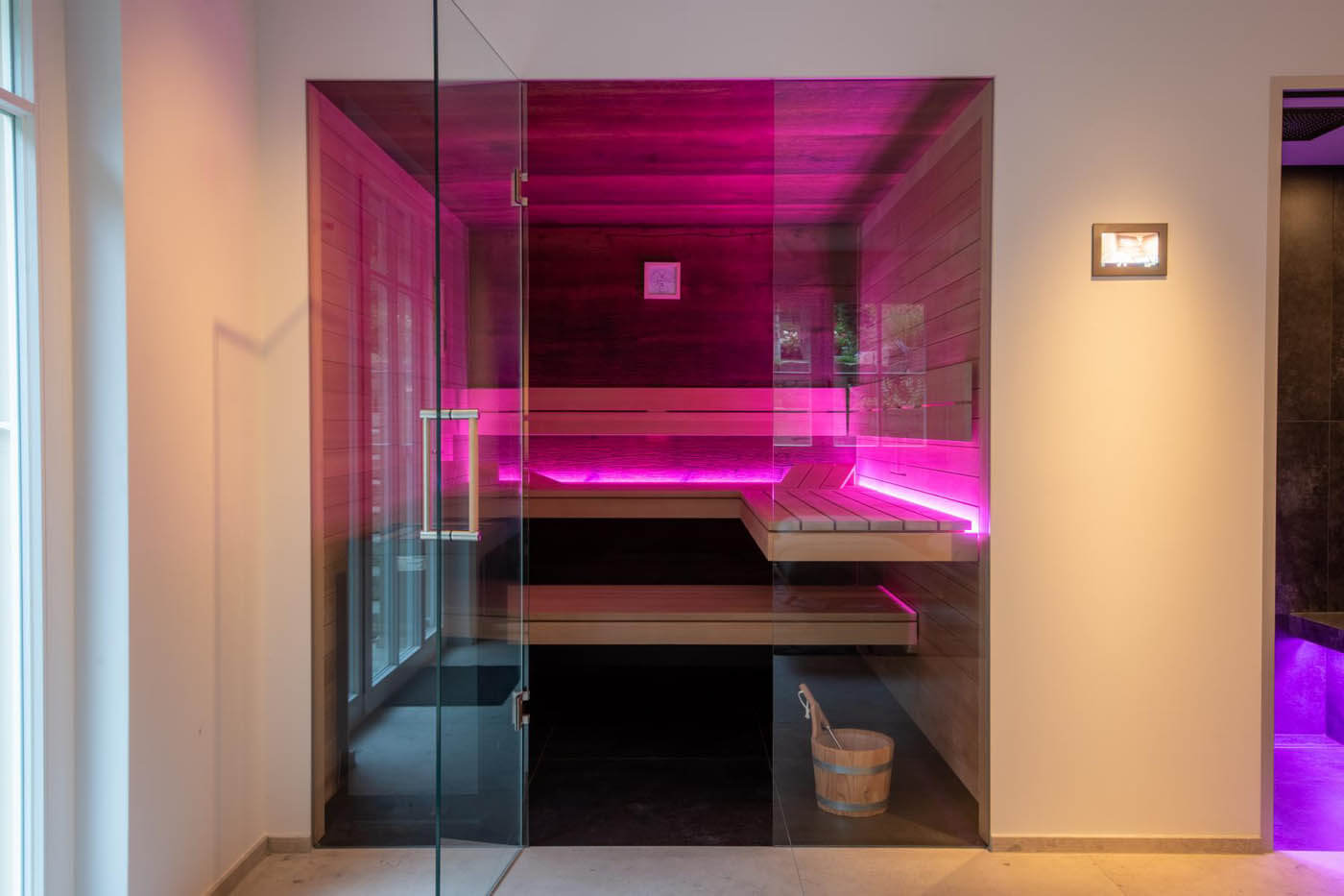 Design Sauna mit Glasfront im Souterrain Zuhause mit indirekter LED Beleuchtung