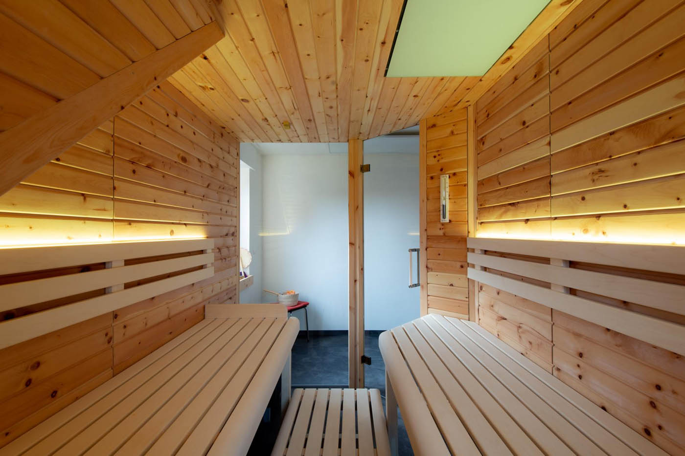 Zirbelkiefer in der Sauna Zuhause mit Dachschräge