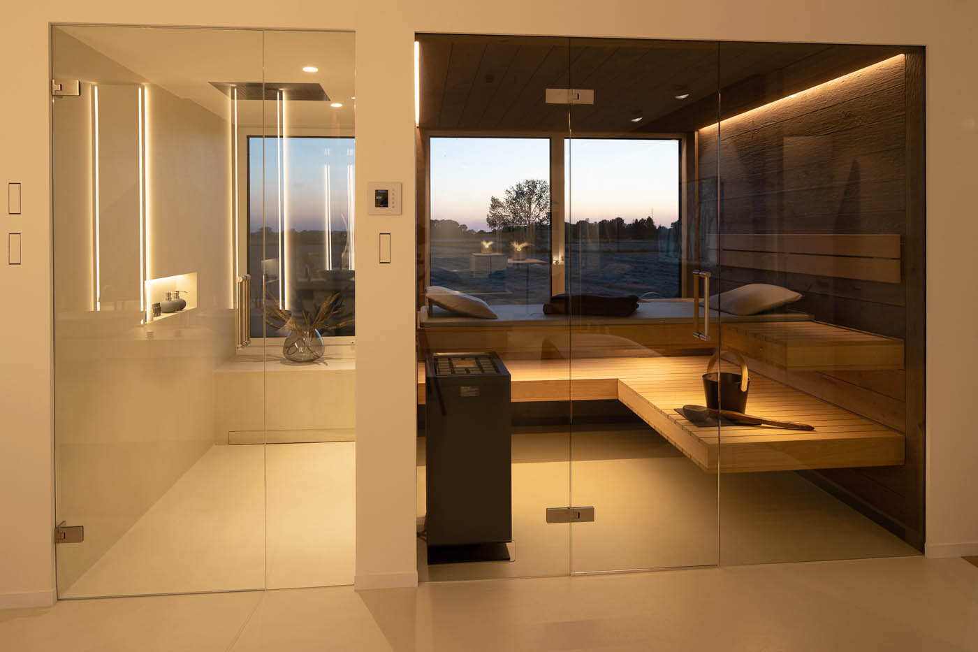 Designsauna nach Maß mit Glasfront und Außenfenster. Schwebende Bänke. Saunabau nach Maß direkt vom Saunahersteller. Sauna im Badezimmer.