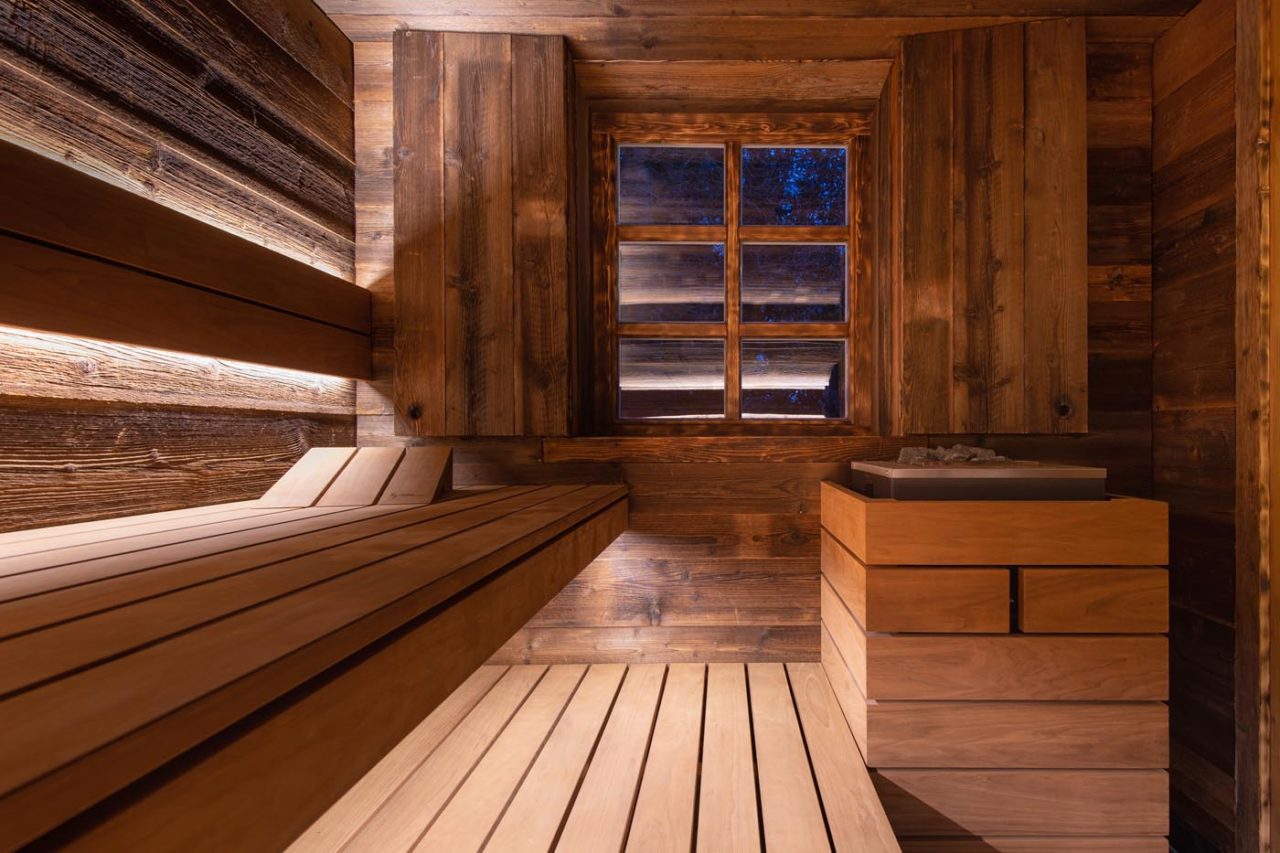 Familiensauna Zuhause: aus Altholz als Maßanfertigung gebaut mit integrierter Zimmertür und bauseitigem Fenster. Pure Luxus Sauna.
