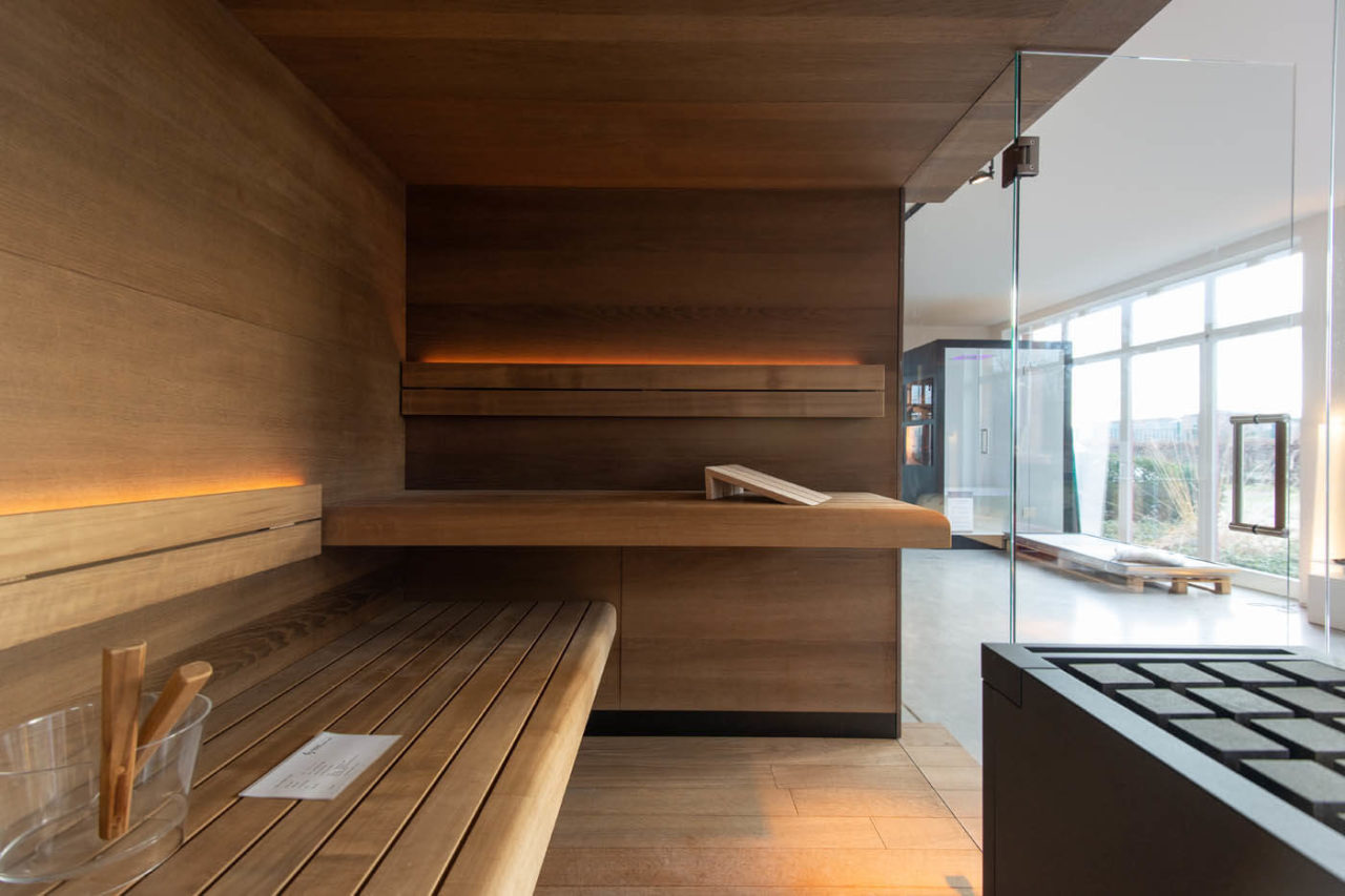 Ausstellungssauna Angebot Designsauna Nimbus Variation mit Glasfront und Glasseite schwebende Bänke in Thermo-Eiche und Thermo-Espe