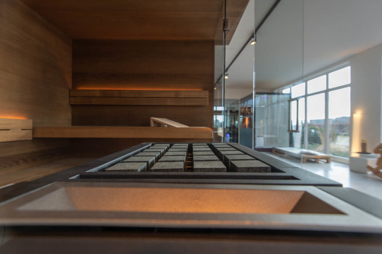 Ausstellungssauna Angebot Designsauna Nimbus Variation mit Glasfront und Glasseite schwebende Bänke in Thermo-Eiche und Thermo-Espe