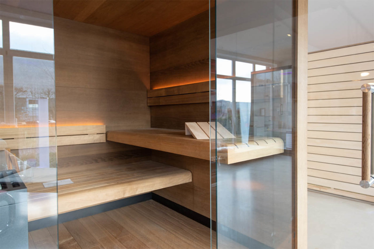 Ausstellungssauna Angebot Designsauna Nimbus Variation mit Glasfront und Glasseite schwebende Bänke in Thermo-Eiche und Thermo-Espe