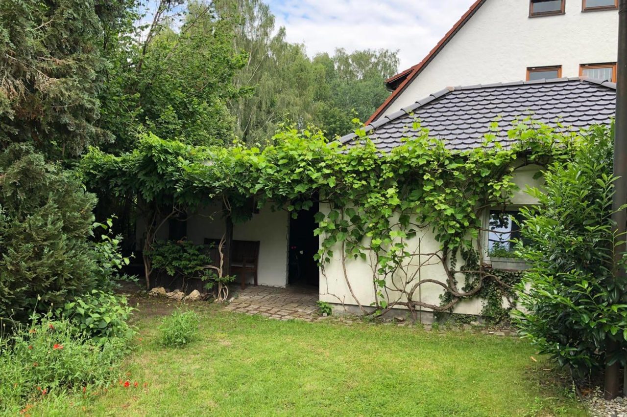 Der Gartenschuppen vor dem Umbau zur Gartensauna von außen.