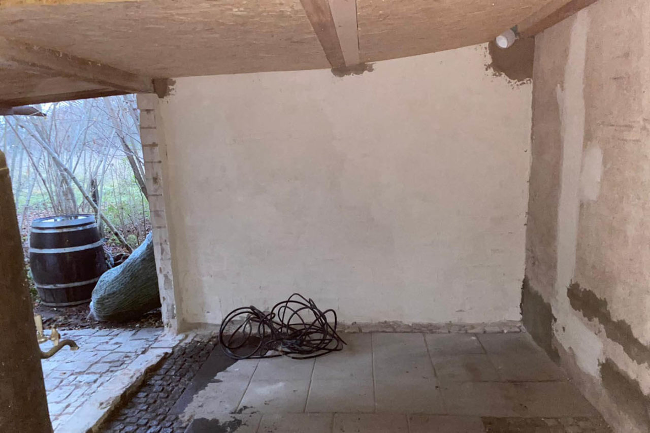 Der Gartenschuppen wurde ausgeräumt, um dann eine Sauna in den Raum einzubauen.