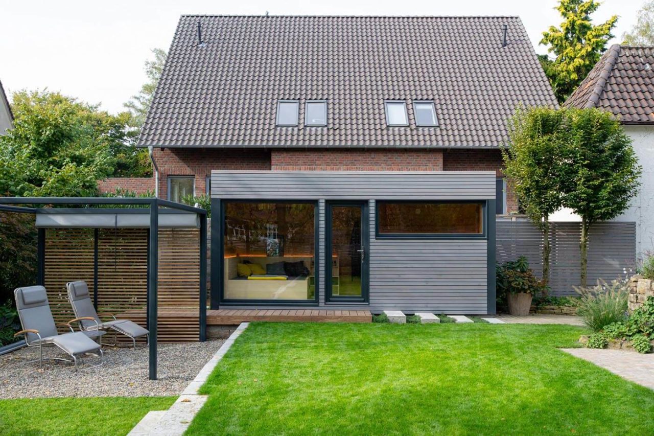 Moderne Außensauna nach Maß im Garten mit Teilverglasung und Ruheraum. Außenverkleidung in Rhombus-Profilholz.