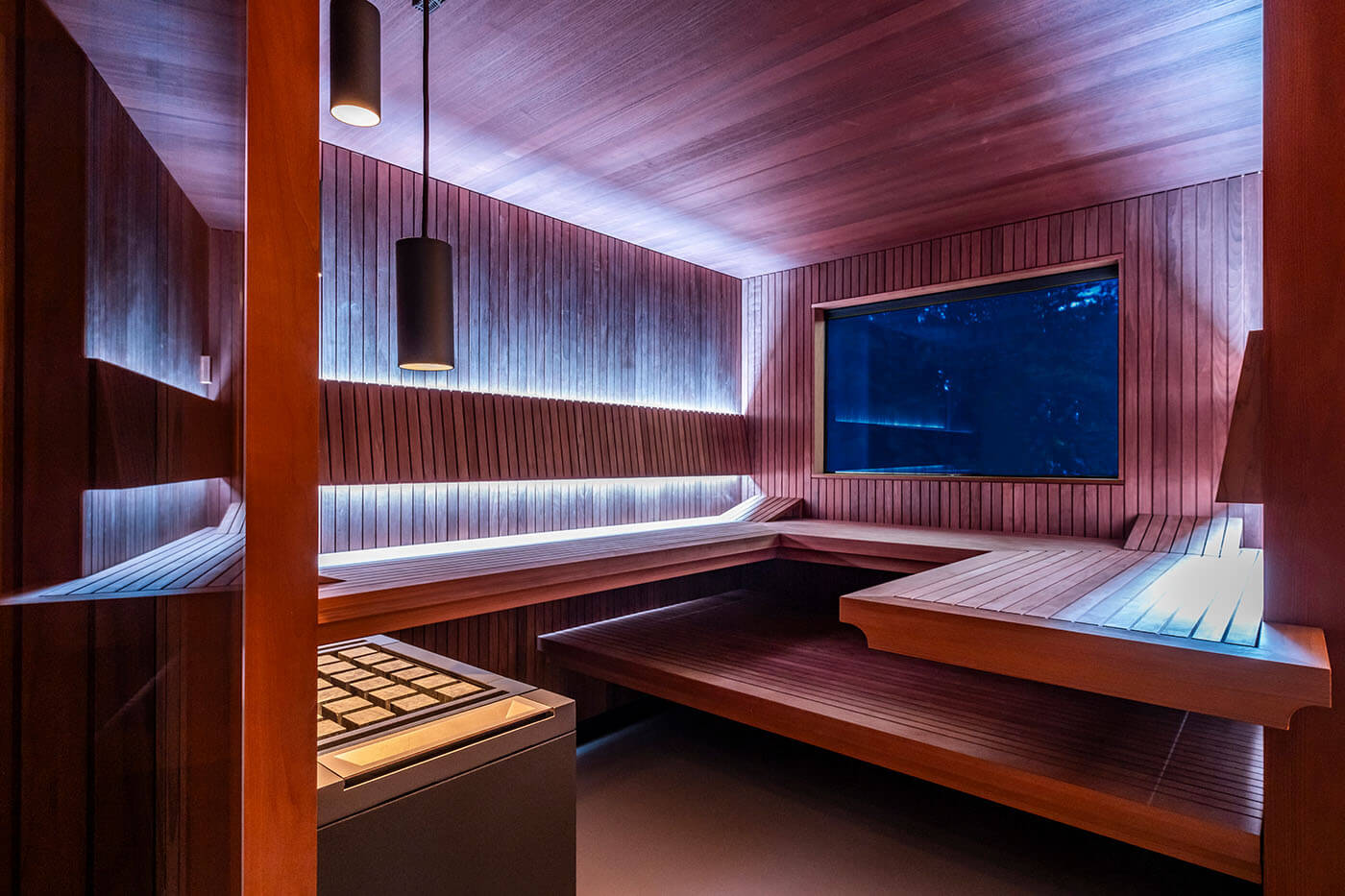 Design Sauna nach Maß mit Glasecke in Thermo-Espe Stäbchenoptik mit indirekter LED Rückenlehnenbeleuchtung und Außenfenster. Biosauna. Saunabau Münster.