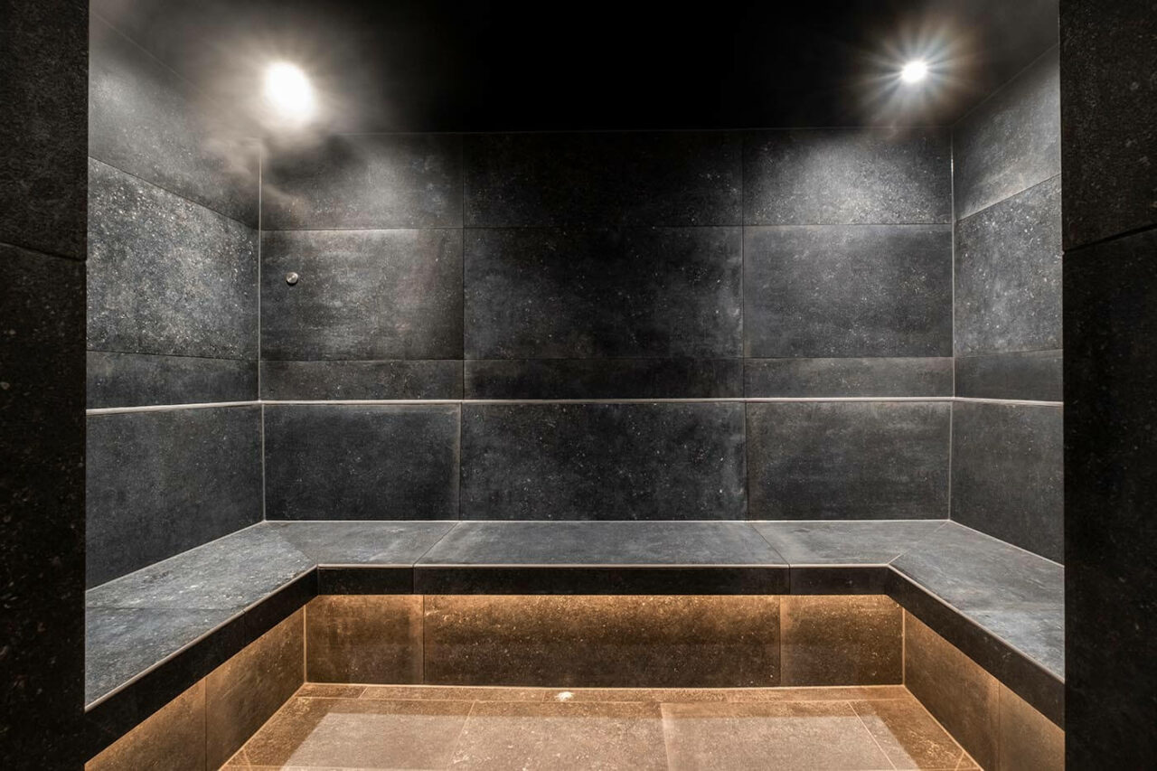 Hotelsauna und Private Spa im Hotel Breitenburg mit finnischer Sauna, Biosauna, Dampfbad, Wärmebänken und Fußbecken. Planung und Bau durch corso sauna manufaktur.