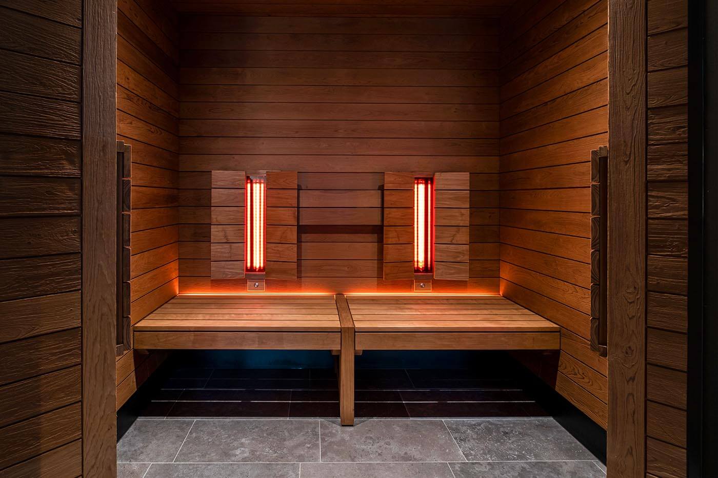 Hotel Saunabau Wellnessbereich im Hotel Breitenburg mit Wärmebänken und Fußbecken sowie Saunen, Private Spa und Dampfbad