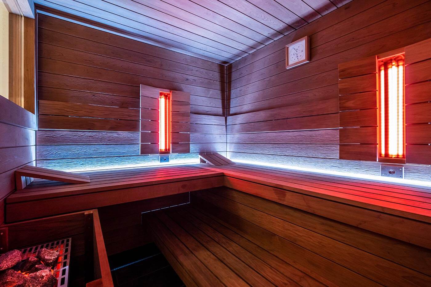 Hotelsauna und Private Spa im Hotel Breitenburg mit finnischer Sauna, Biosauna, Dampfbad, Wärmebänken und Fußbecken. Planung und Bau durch corso sauna manufaktur.