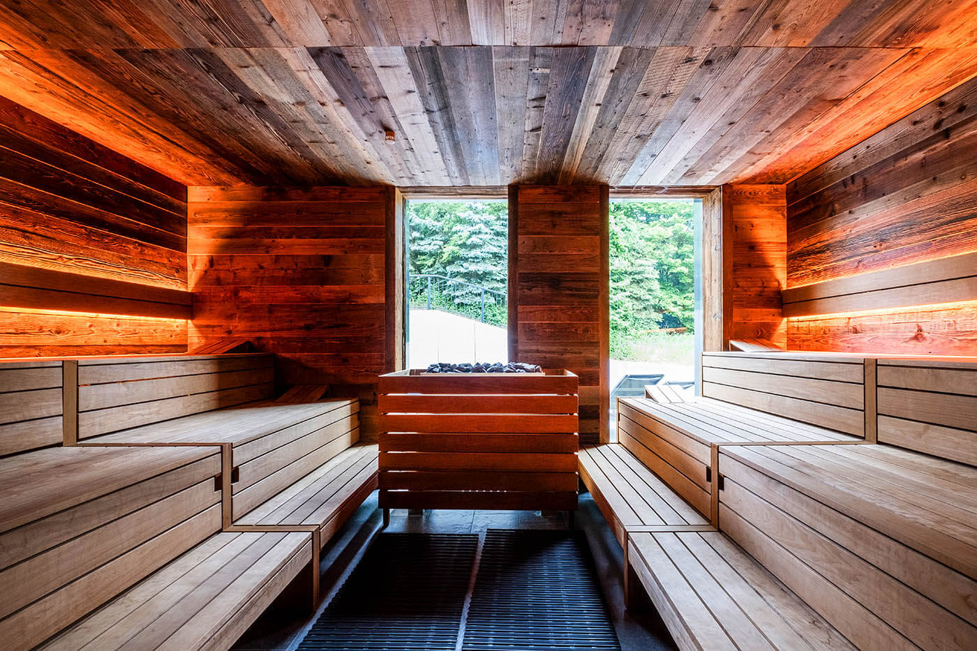 Hotelsauna und Private Spa im Hotel Breitenburg mit finnischer Sauna, Biosauna, Dampfbad, Wärmebänken und Fußbecken. Planung und Bau durch corso sauna manufaktur.
