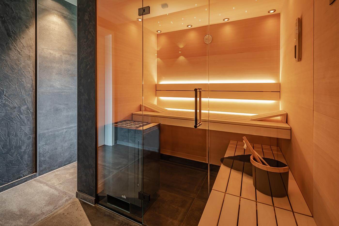 Sauna in Essen-Werden: Moderne Bio-Sauna im Smart Home mit Ferneinschaltung. Hemlock Saunaply, Sternenhimmel und nach außen verlängerte Saunabank.
