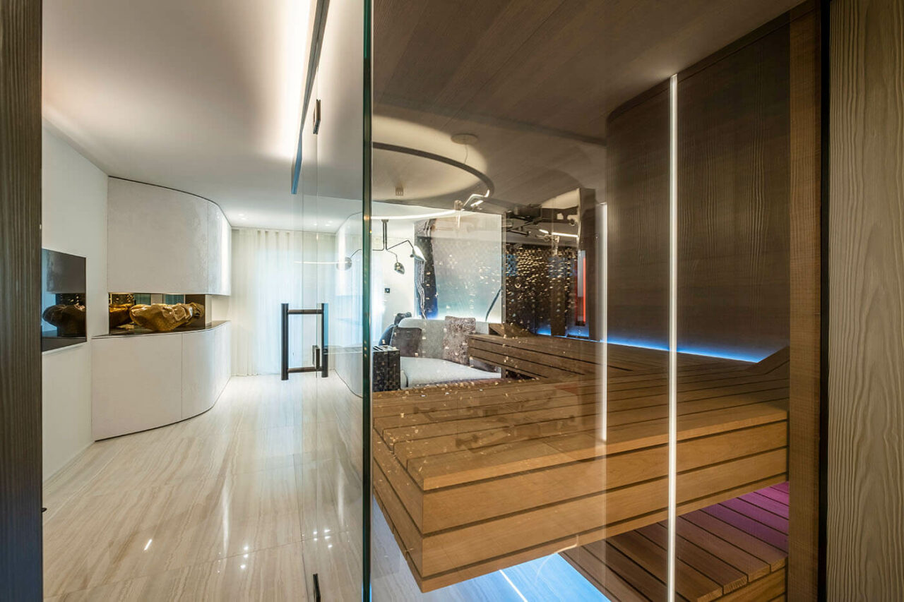 Sauna Eiche mit Glasfront und Bänken in Thermo-Espe plus Infrarotstrahler