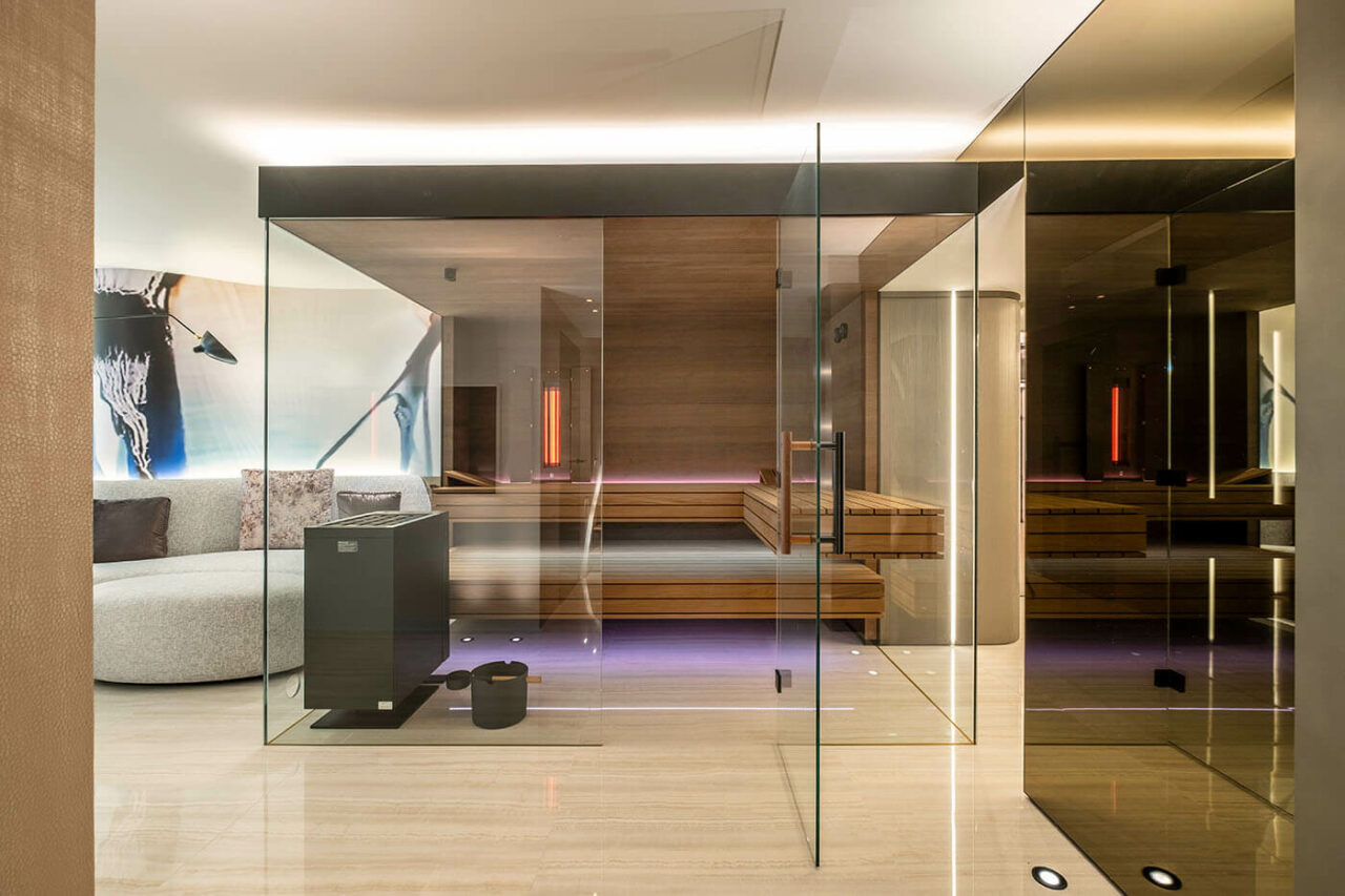 Sauna Eiche mit Glasfront und Bänken in Thermo-Espe plus Infrarotstrahler