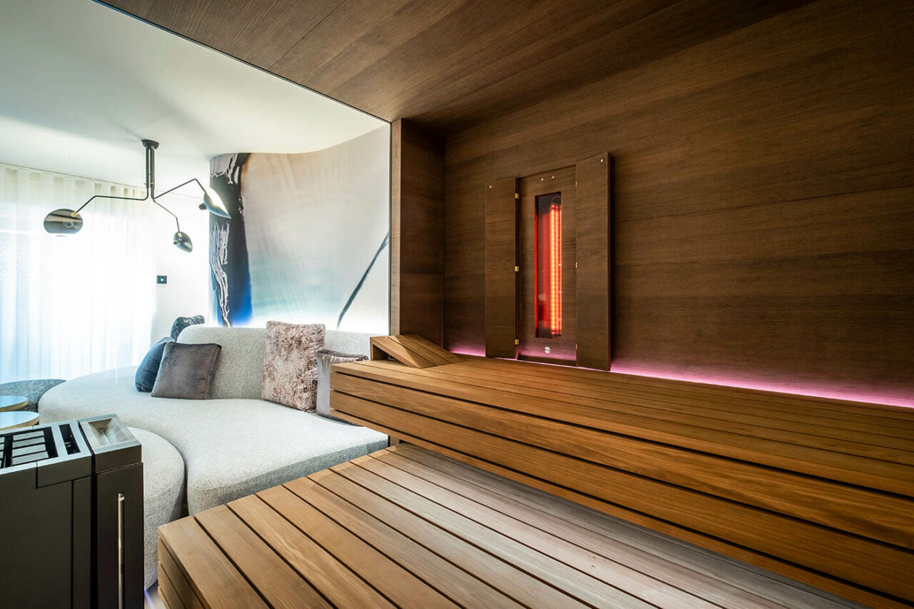 Sauna Eiche mit Glasfront und Bänken in Thermo-Espe plus Infrarotstrahler