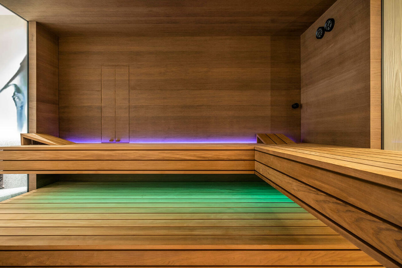 Sauna Eiche mit Glasfront und Bänken in Thermo-Espe plus Infrarotstrahler