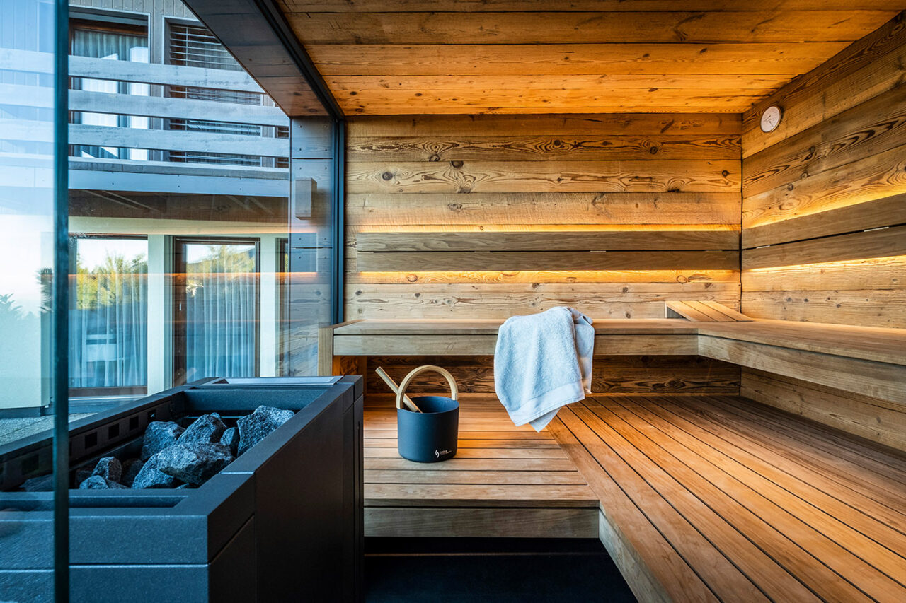 Hochwertige Außensauna mit Ruheraum, Dusche und Sauna aus Altholz. Maßanfertigung der corso sauna manufaktur.
