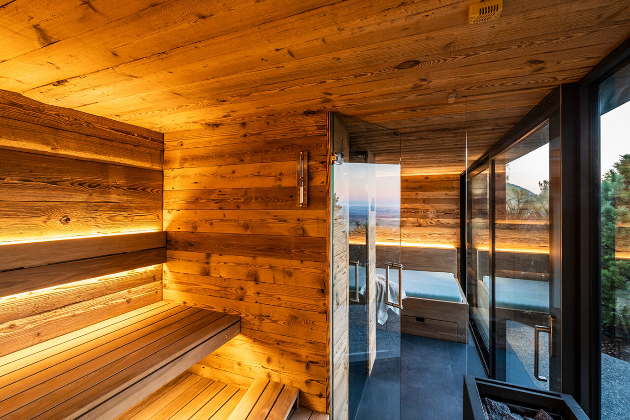 High-quality outdoor sauna with relaxation room, shower and sauna made of old wood. Made-to-measure by corso sauna manufactory.