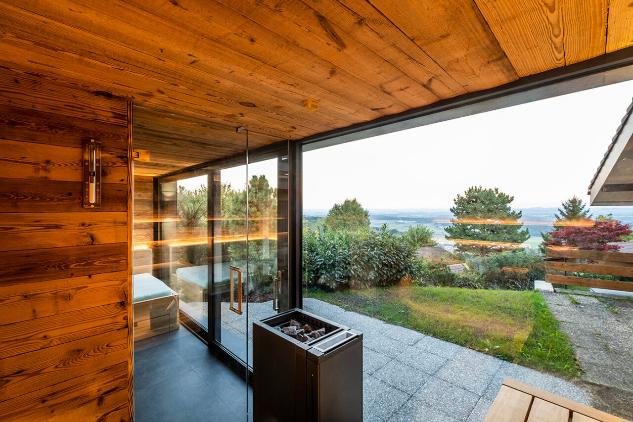 Hochwertige Außensauna mit Ruheraum, Dusche und Sauna aus Altholz. Maßanfertigung der corso sauna manufaktur.