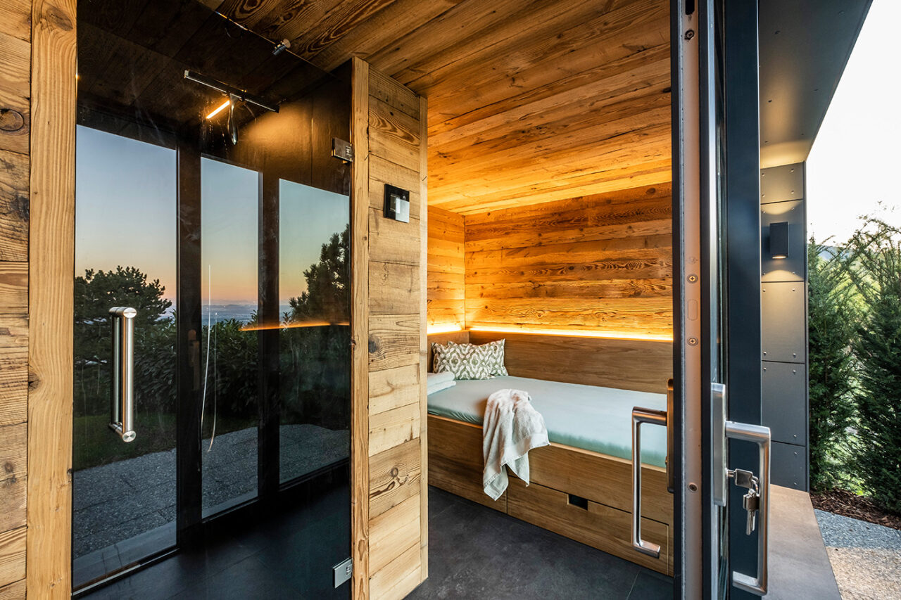 Hochwertige Außensauna mit Ruheraum, Dusche und Sauna aus Altholz. Maßanfertigung der corso sauna manufaktur.