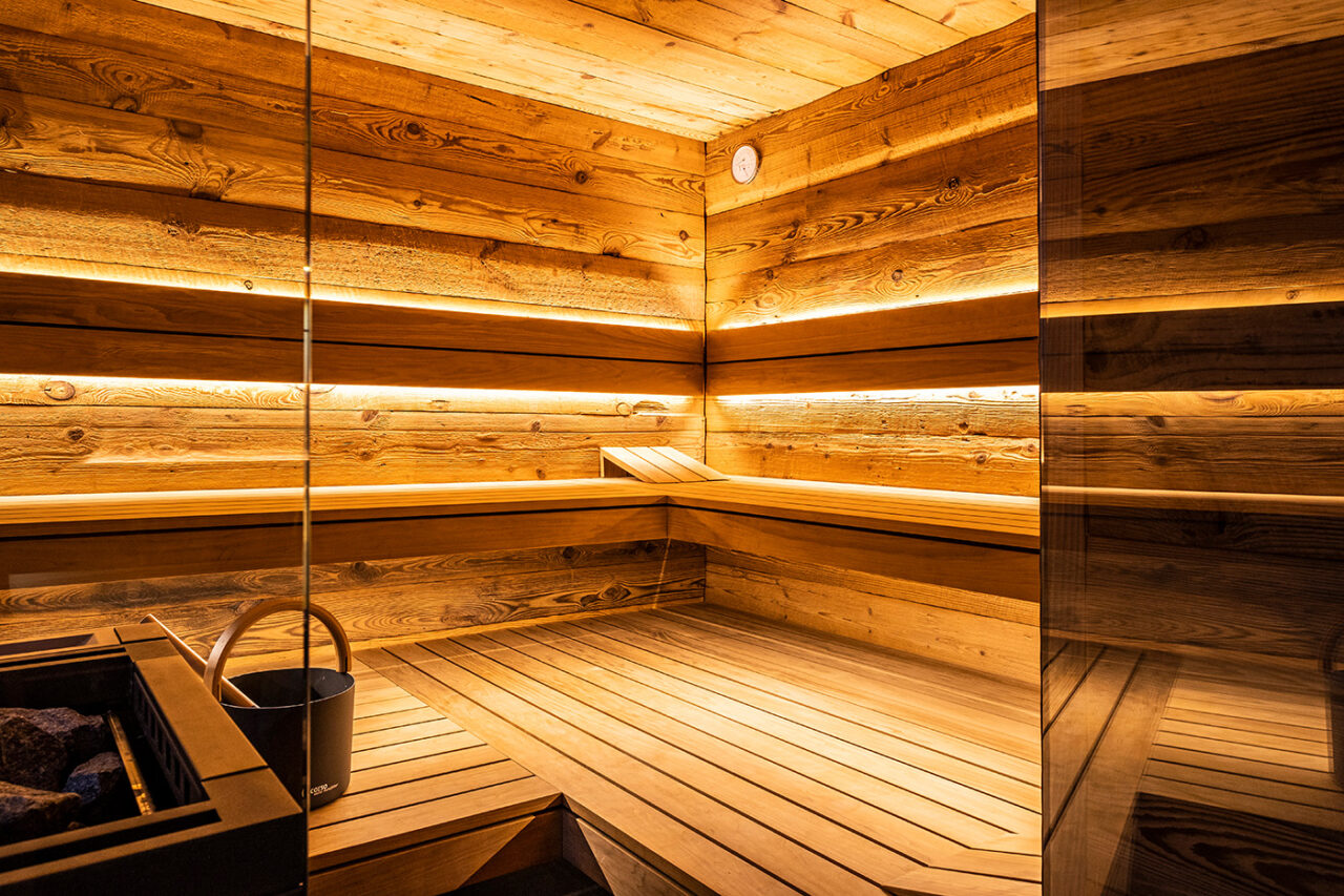 Hochwertige Außensauna mit Ruheraum, Dusche und Sauna aus Altholz. Maßanfertigung der corso sauna manufaktur.