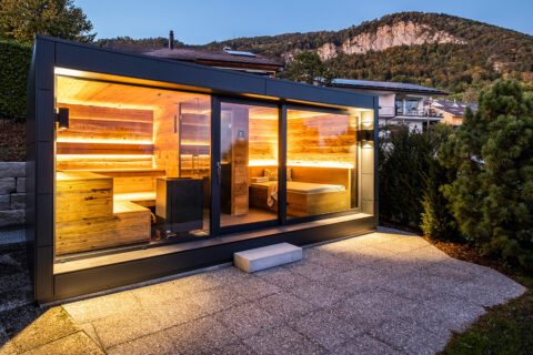 Moderne Außensauna nach Maß mit Glas corso sauna