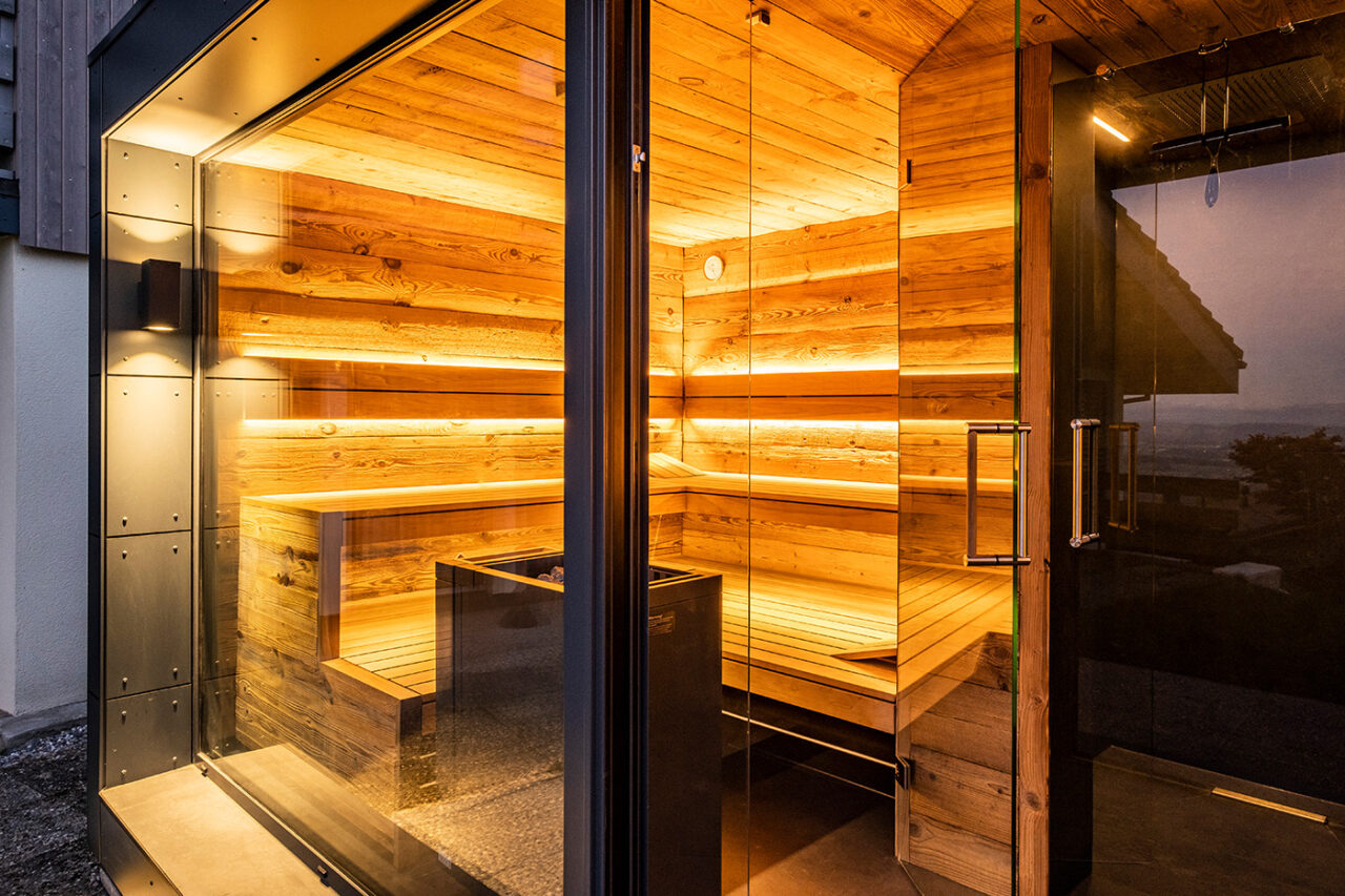 Hochwertige Außensauna mit Ruheraum, Dusche und Sauna aus Altholz. Maßanfertigung der corso sauna manufaktur.